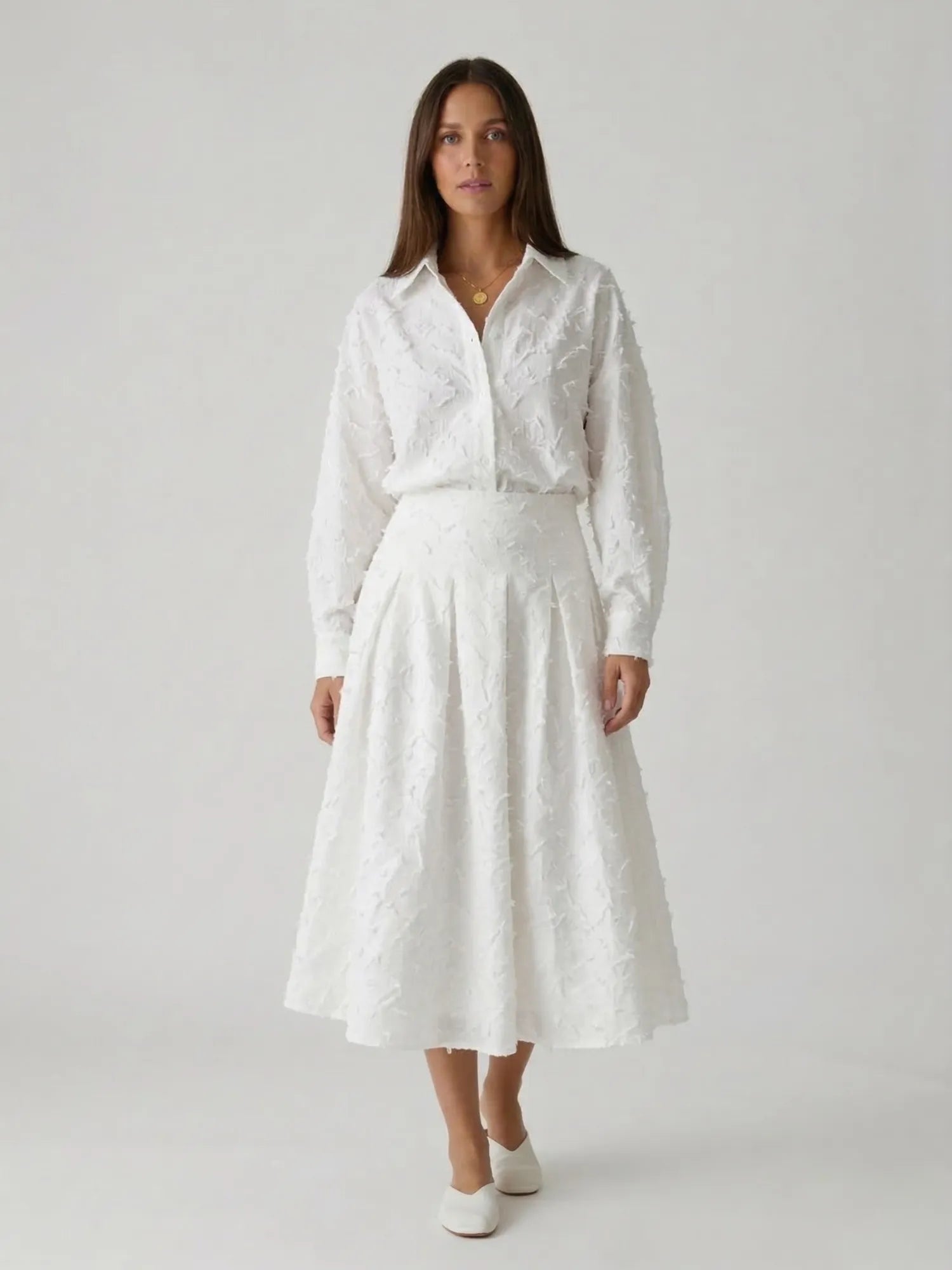 Ensemble jupe longue – chemise légère – look minimaliste